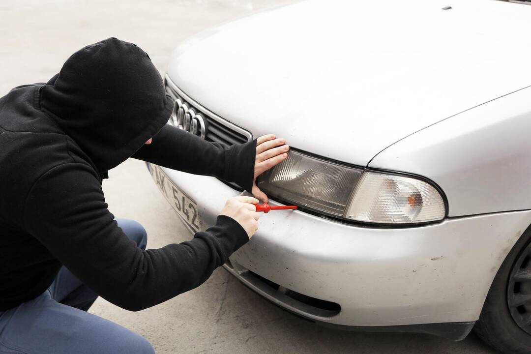 Išlupo automobilio priekinius žibintus