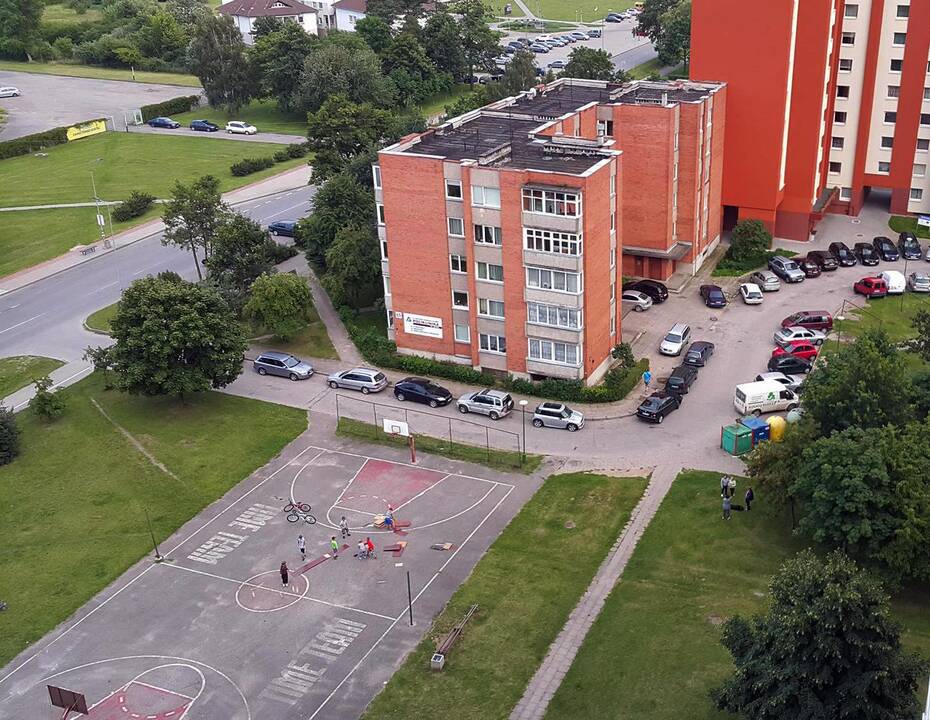 Žaidimai: prie Kretingos gatvės 81-ojo namo esančią krepšinio aikštelę vaikai pavertė sąvartynu.