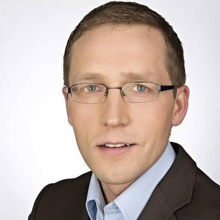 Masinės muštynės Veiviržėnuose prasidėjo koncerto scenos užkulisiuose, kur laiką leido žinomos atlikėjų grupės "Pop Ladiens" ir "Rondo", tačiau nė vienas atlikėjas jų metu nenukentėjo.