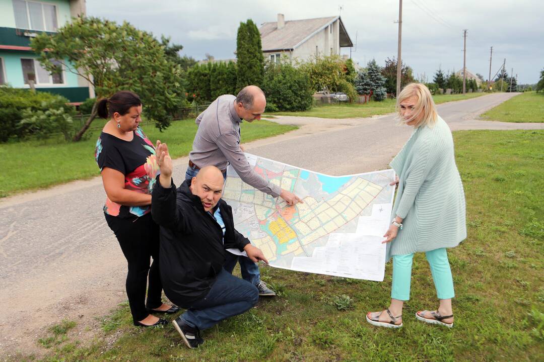Ribos: doviliškiai skaičiuoja, kad vienoje miestelio gatvelėje už statybos ribos atsidūrė mažiausiai po penkis statinius.