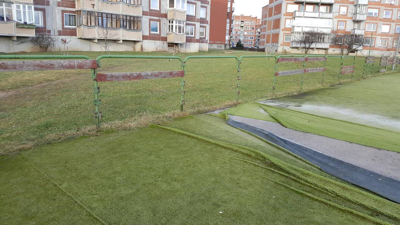 Nusiaubė: vietiniai vandalai negailestingai sudarkė futbolo aikštės dangą. Savivaldybė kitąmet į ją žada investuoti 134 tūkst. eurų.
