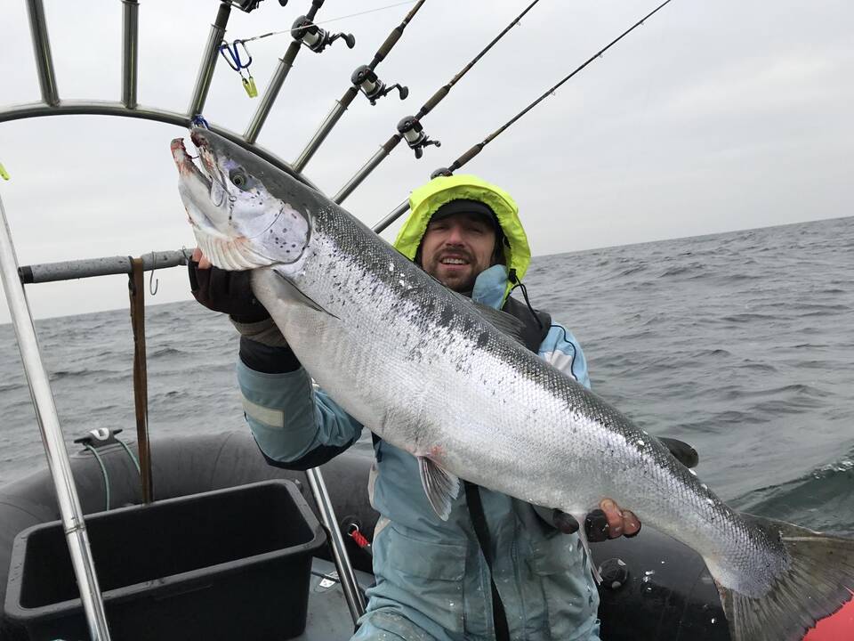 Gigantė: šią 14,9 kg svorio lašišą vadinamojoje inkarinėje pagavęs M.Riauka neslėpė džiaugsmo.