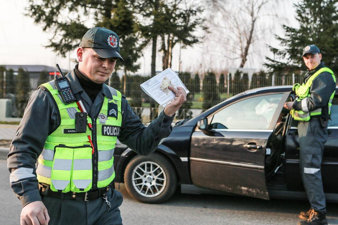 Reidas: girti vairuotojai ir bandymas papirkti