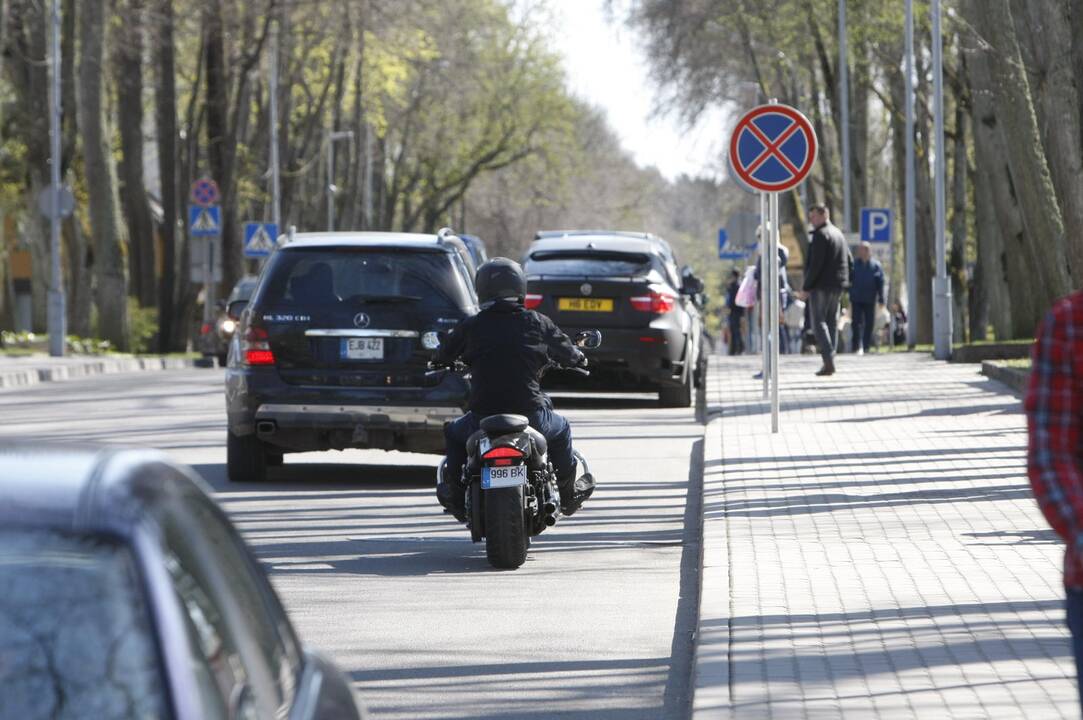 Pokyčiai: Vytauto gatvėje ne visi pastebi automobilių stovėjimą draudžiančius ženklus, o netrukus čia eismas vyks tik viena kryptimi.