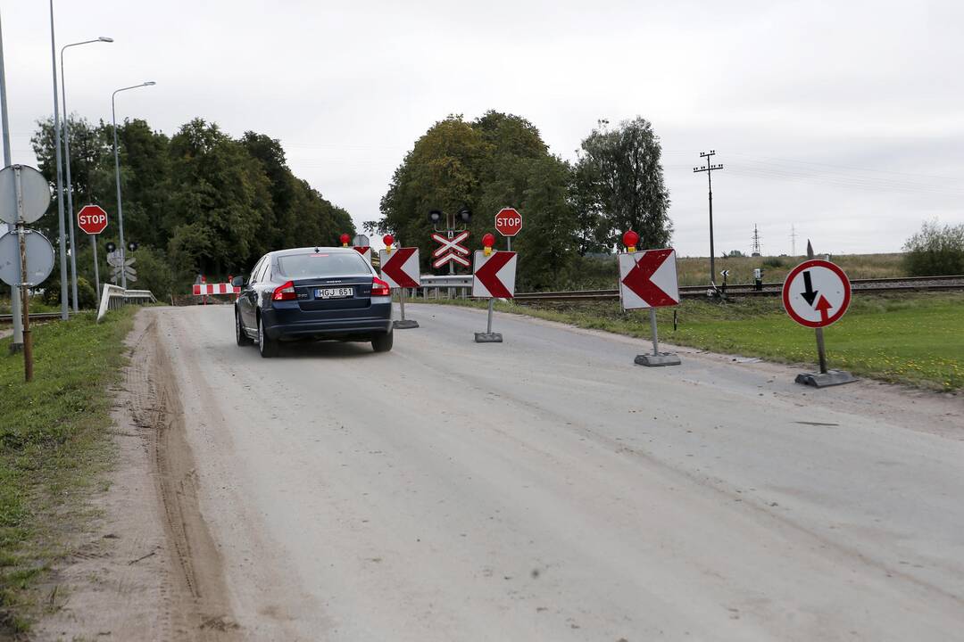 Nežinia: kiek laiko dar bus uždarytas eismas Tilžės gatvės dalimi, nėra aišku.