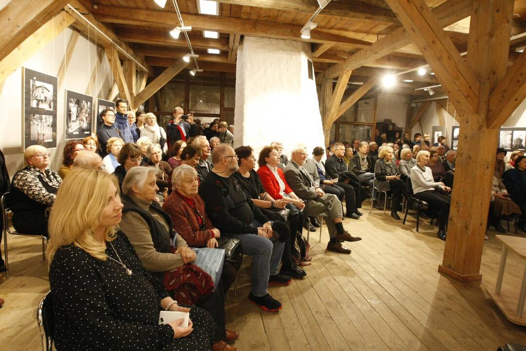 Susidomėjimas: parodos atidarymas buvo įspūdingas, retai į tokius renginius susirenka tiek žmonių, kad vos telpa į parodų salę.