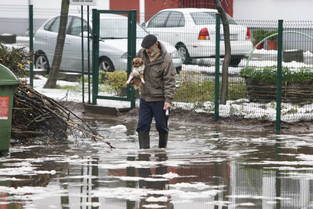 Kėdainių ir Vilniaus rajonuose ugniagesiai padėjo apsemtų namų gyventojams