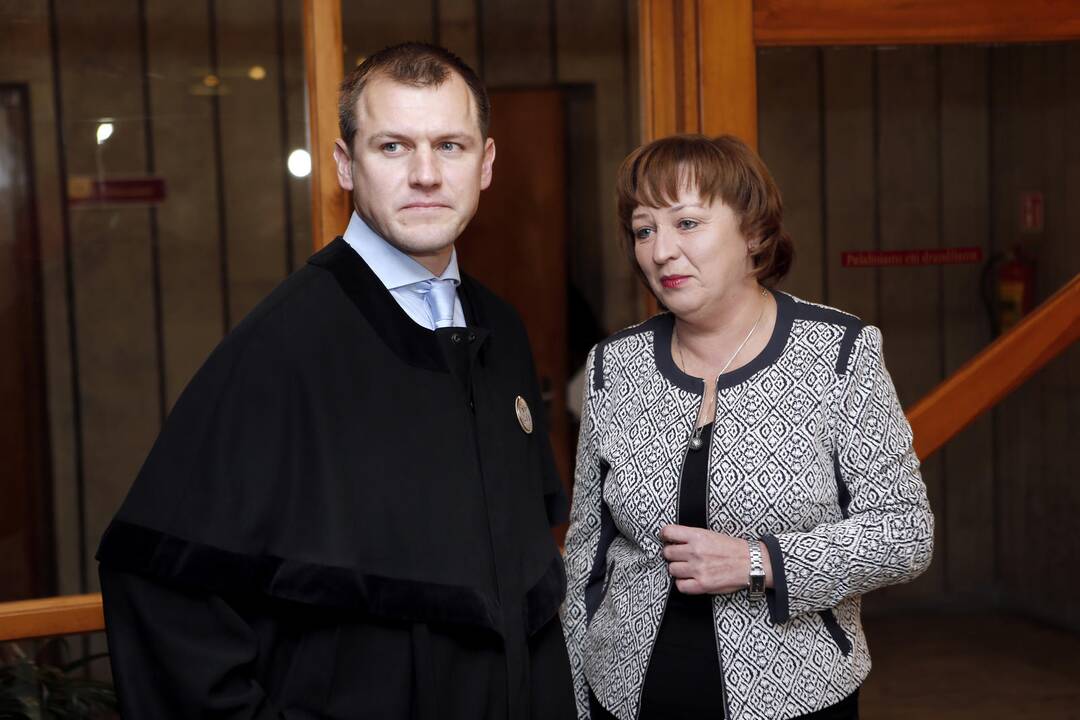 Broliai: Antanas (kairėje) ir Arturas Urbučiai kaltinamaisiais įvardyti ir milžiniškų sumų pasisavinimu kaltinami dviejose baudžiamosiose bylose.