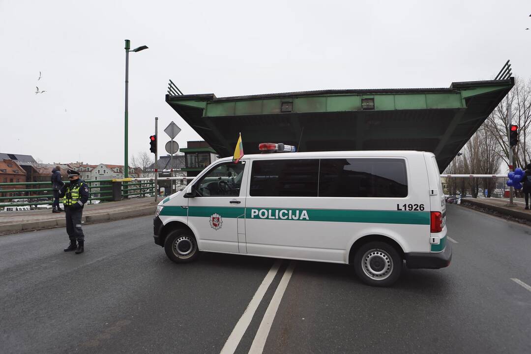 Įveiklins: tokį vaizdą šią vasarą klaipėdiečiai galės regėti net du kartus per parą, nutarta, jog Pilies tiltas bus pakeliamas ryte ir vakare.