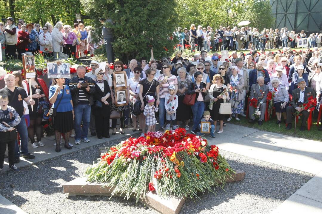 Renginys: keli šimtai rusakalbių klaipėdiečių susirinko prie tarybinių karių memorialo pagerbti žuvusiųjų Antrajame pasauliniame kare.