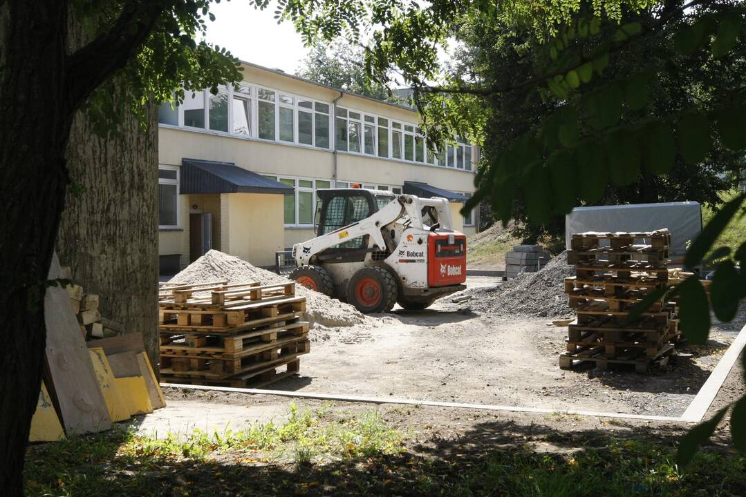 Situacija: vaikų lopšelio-darželio "Liepaitė" teritorijos renovacijos darbai siutina mažųjų tėvus, tačiau įstaigos vadovai mano, jog vertėtų džiaugtis, o ne pykti.