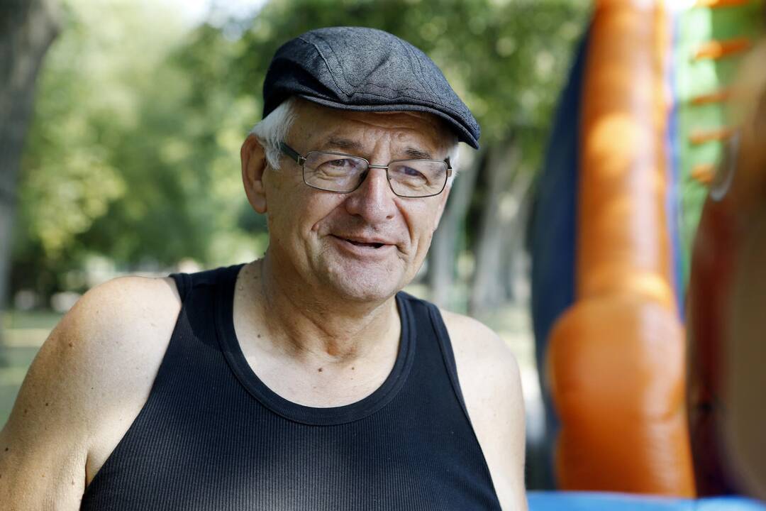 Patirtis: kai kuriose turtingose šalyse dalytis maistu, kurį valgo šeima, yra normalu, šaldytuvai stovi prie dažno namo tvoros.