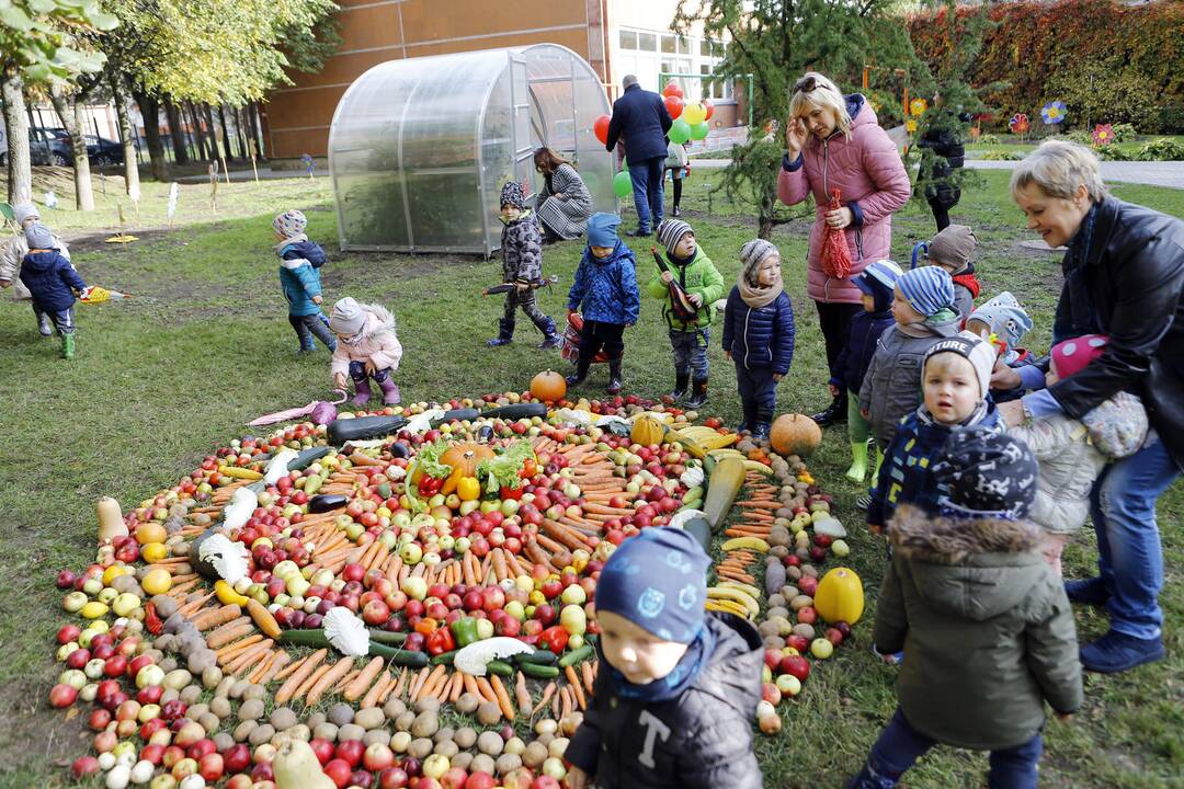 Gėrybės: vaikai džiaugėsi užaugintomis rudens gėrybėmis, prie kurių gausos kažkiek prisidėjo ir patys.