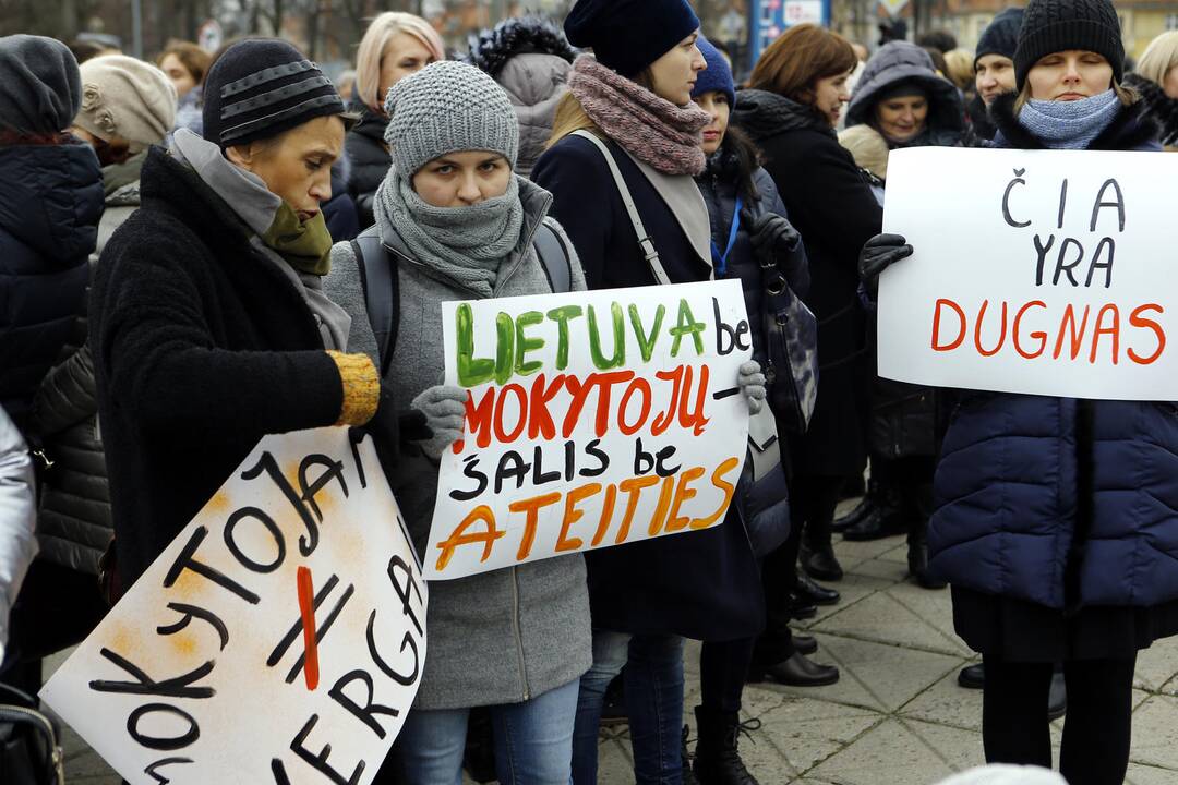 Kas mokės algas mokytojams?