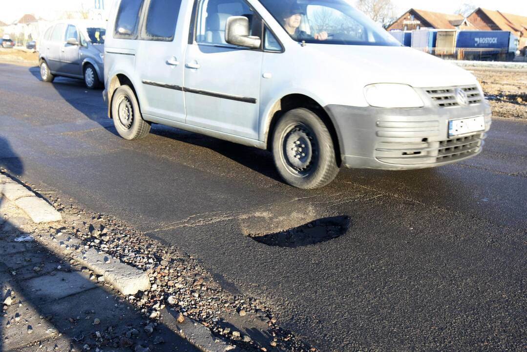 Grėsmė: važiuodami duobėtu keliu, vairuotojai baiminasi sugadinti automobilius.