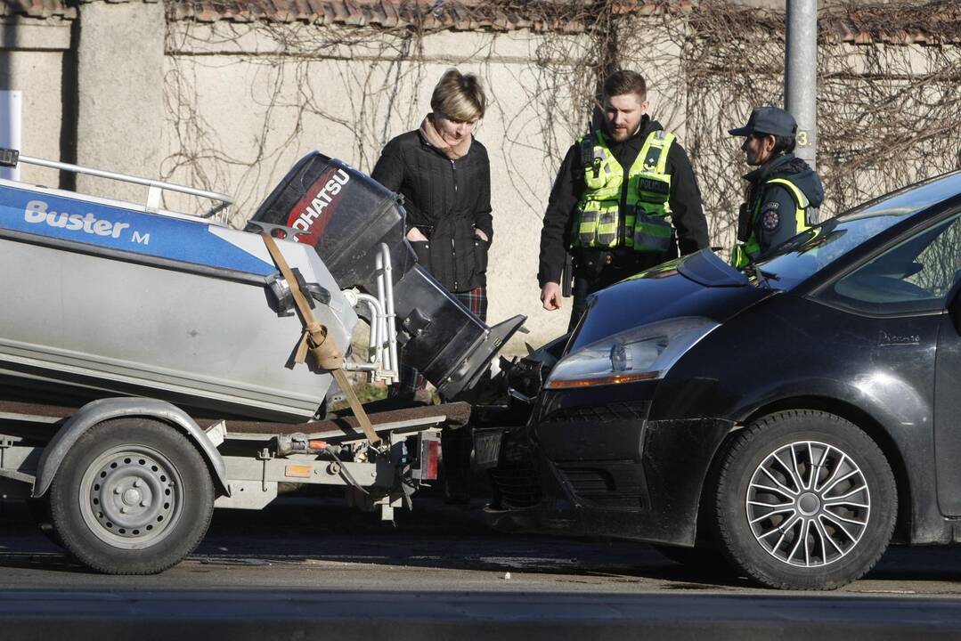 Nuostoliai: lygioje vietoje nemenką žalą patyrė tiek "Citroen" savininkas, tiek ir katerį priekaba gabenęs vandens mėgėjas.