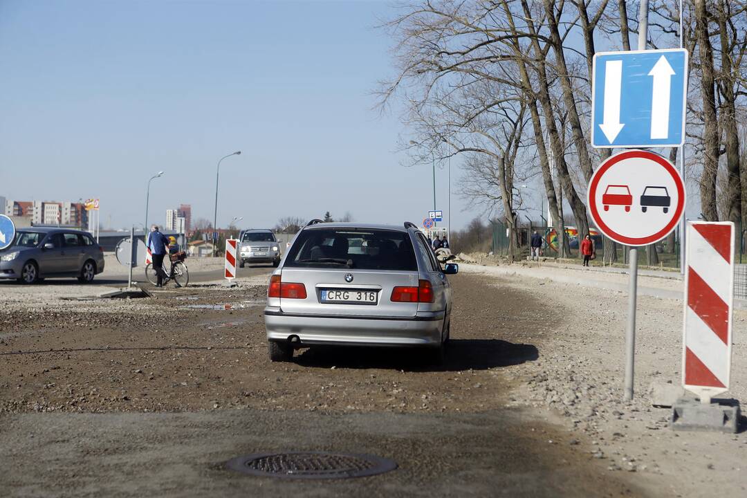 Eismas: Tilžės gatve važiuojančius klaipėdiečius jau kuris laikas pasitinka įspėjamieji ženklai apie apylankas.