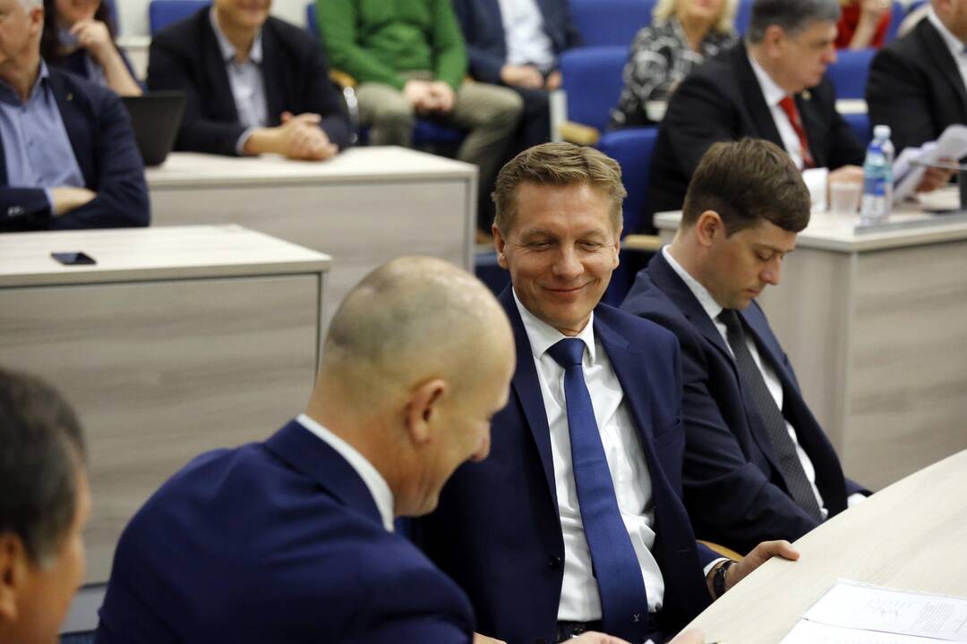 Naujieji tarybos nariai Alvidas Šimkus (kairėje) ir Andrius Petraitis gali vienas kitam paskambinti, tačiau jų mobiliojo telefono numeriai rinkėjams savivaldybės tinklalapyje vis dar nėra skelbiami.
