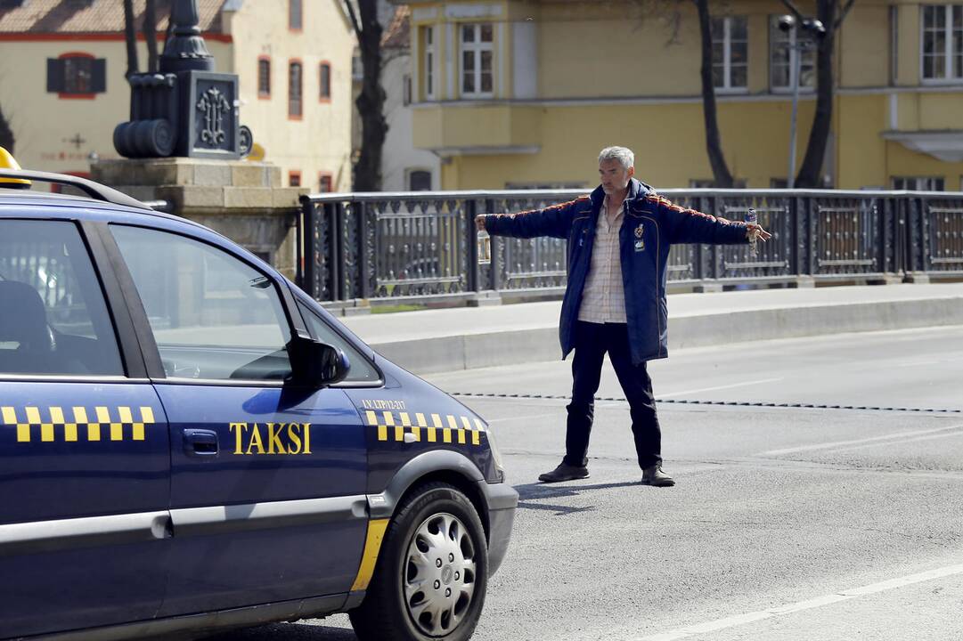 Nuostaba: girtas vyras užstojo mašinoms kelią, bet apie tai policijai niekas nepuolė pranešti.