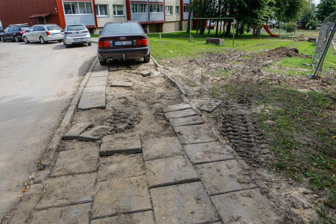 Darbai: Panevėžio gatvės daugiabučių kiemuose intensyviai darbuojamasi – įrengiamos naujos automobilių stovėjimo vietos.