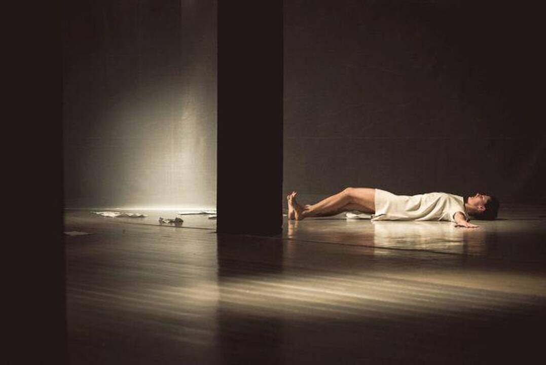 Scena iš „Studium Teatralne“ (Lenkija) spektaklio „Deadline“(rež. Piotras Borowski's).