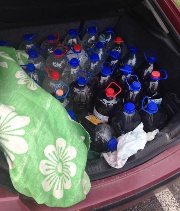 Moteris vežė 180 litrų naminės degtinės