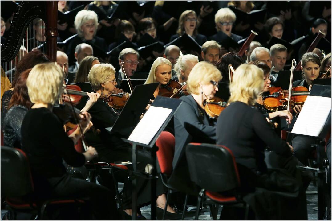 Proginis: šventiniame koncerte, skirtame Klaipėdos krašto prijungimo prie Lietuvos 92-osioms metinėms, kartu scenoje pasirodys Muzikinio teatro choras ir Mažosios Lietuvos simfoninis orkestras.