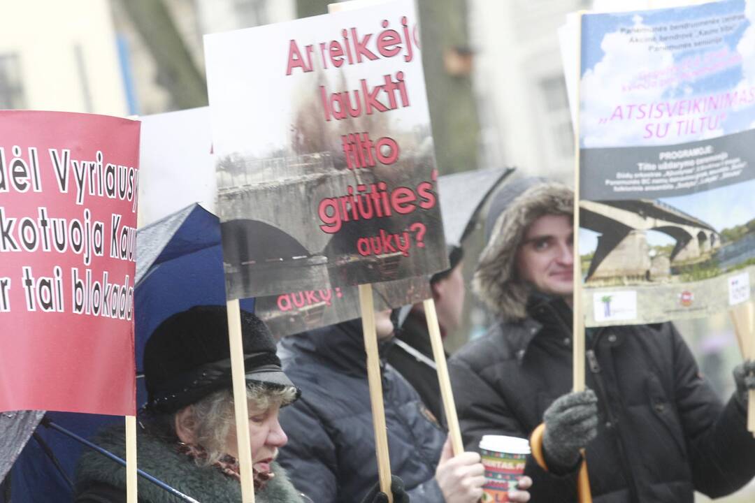 Prie Vyriausybės - reikalavimai atstatyti tiltą