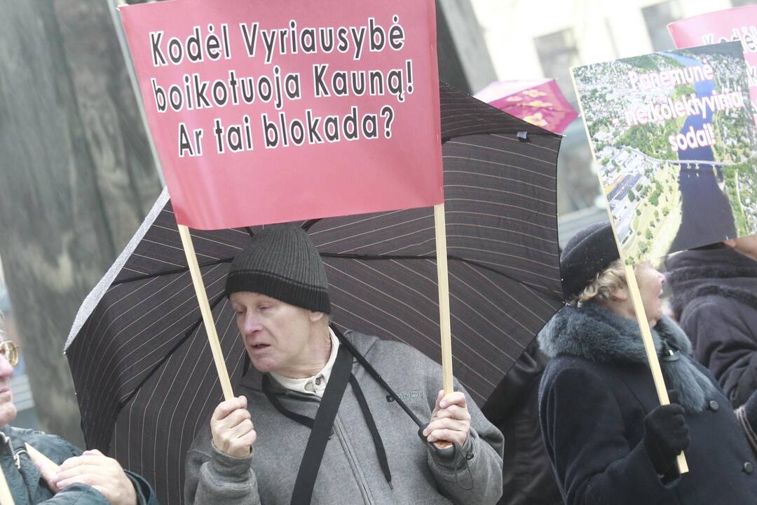 Prie Vyriausybės - reikalavimai atstatyti tiltą