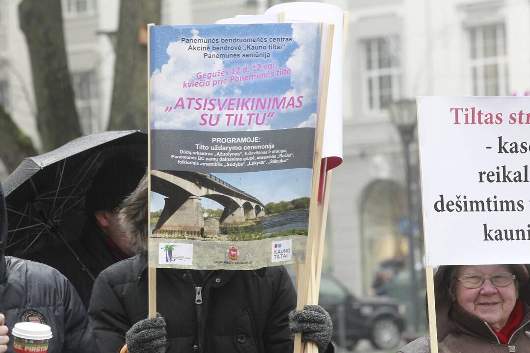 Prie Vyriausybės - reikalavimai atstatyti tiltą