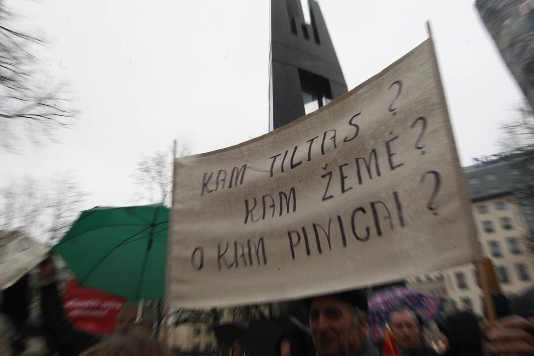 Prie Vyriausybės - reikalavimai atstatyti tiltą