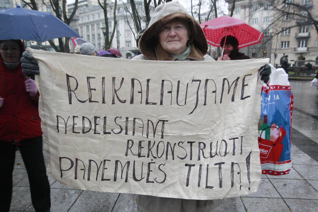 Prie Vyriausybės - reikalavimai atstatyti tiltą