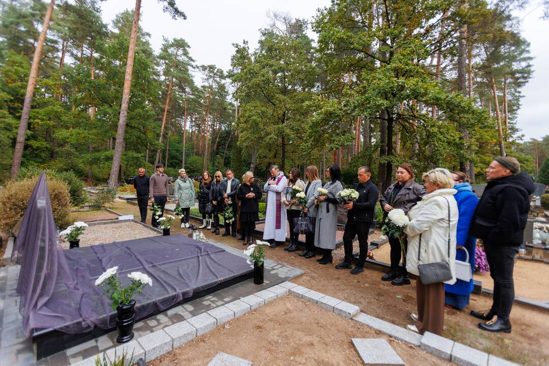 Karmėlavos kapinėse atidengtas paminklas A. Jagelavičiūtei