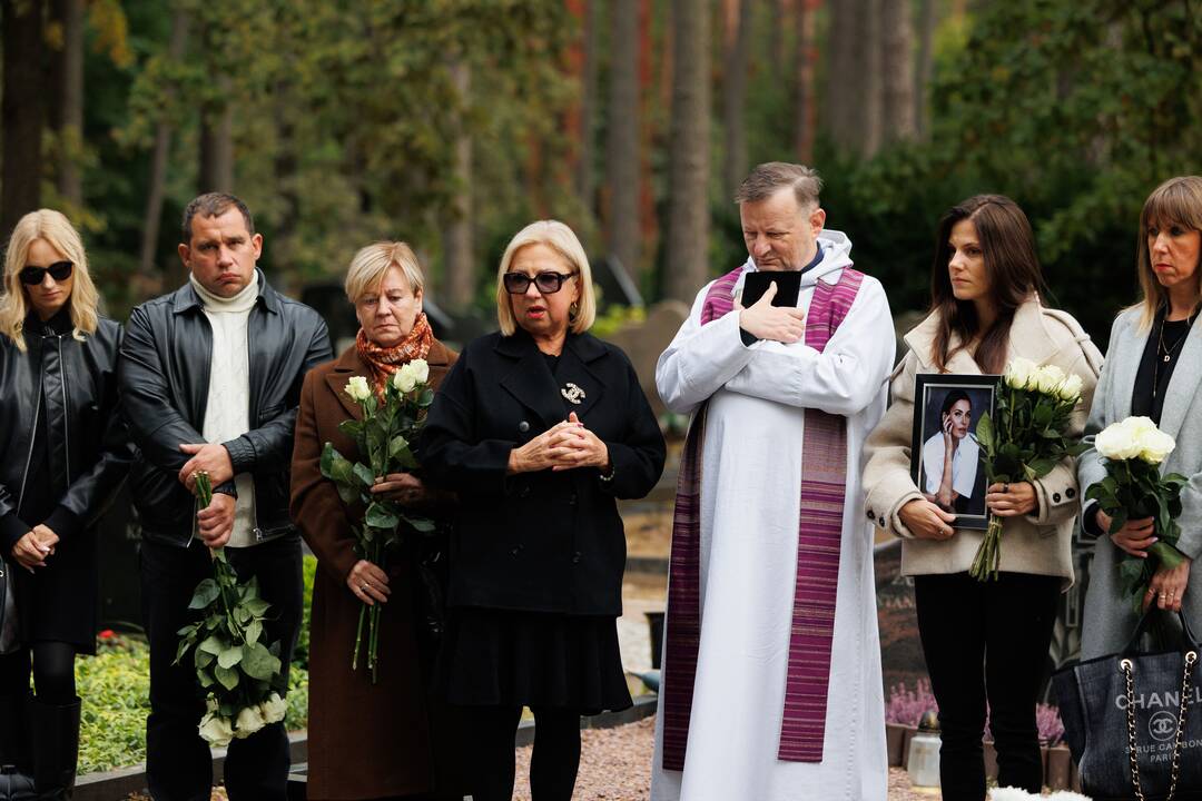 Karmėlavos kapinėse atidengtas paminklas A. Jagelavičiūtei
