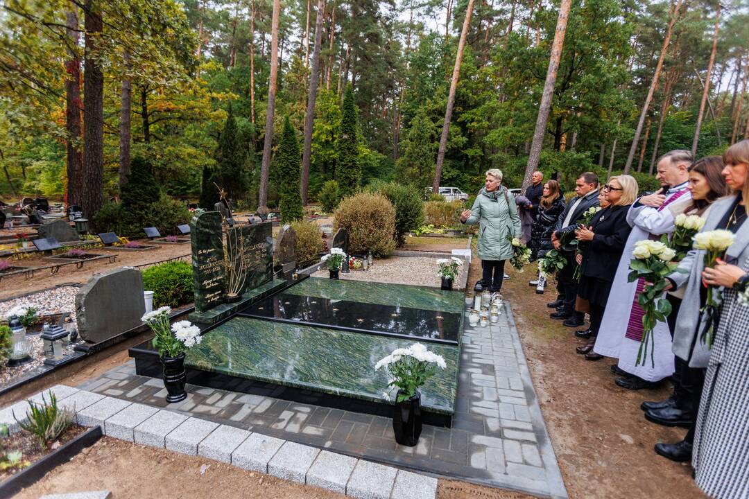 Karmėlavos kapinėse atidengtas paminklas A. Jagelavičiūtei