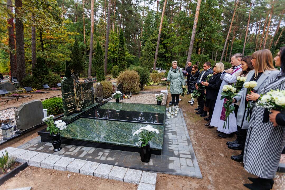 Karmėlavos kapinėse atidengtas paminklas A. Jagelavičiūtei