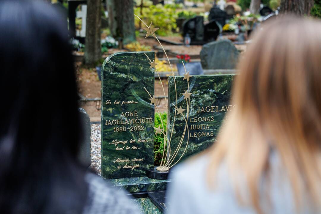 Karmėlavos kapinėse atidengtas paminklas A. Jagelavičiūtei