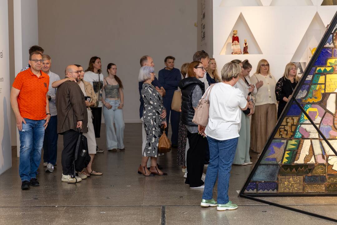 Vaikystės pusryčiai paveikslų galerijoje
