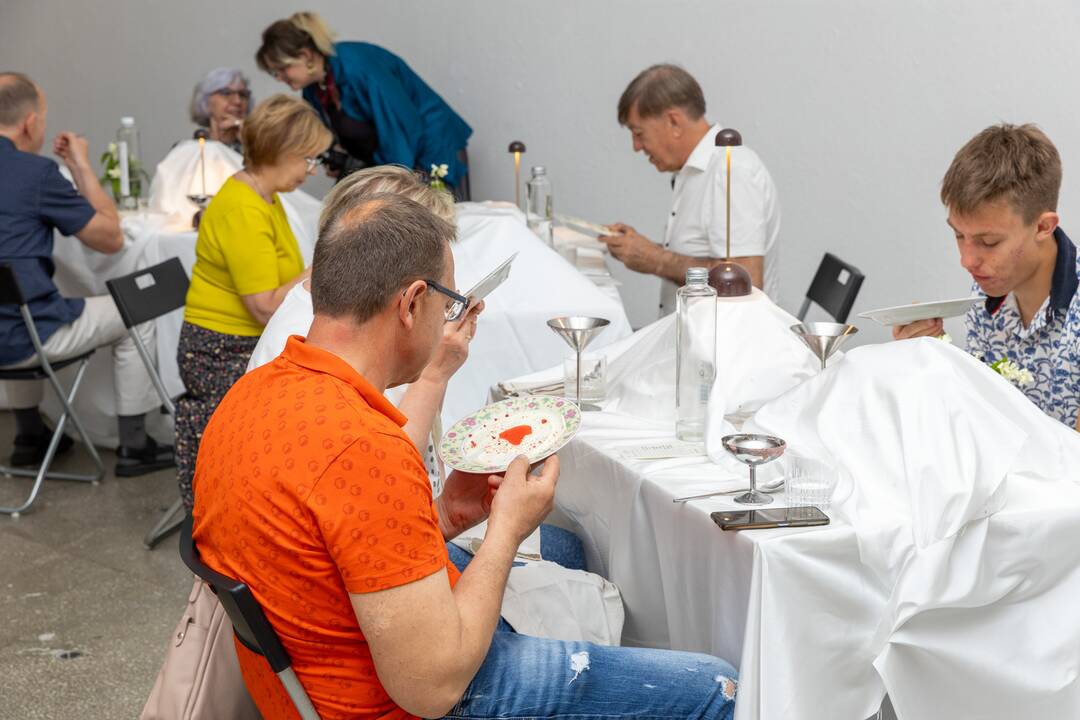 Vaikystės pusryčiai paveikslų galerijoje