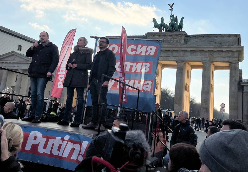 Julija Navalnaja – eitynių prieš karą Ukrainoje priešakyje Berlyne