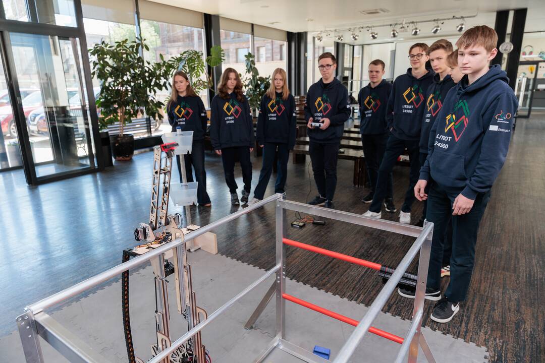 Kauno jėzuitų gimnazijos robotų virtuozai