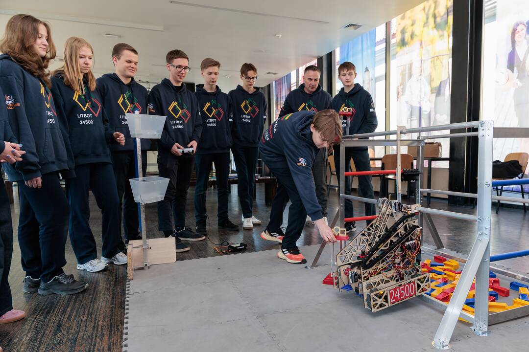 Kauno jėzuitų gimnazijos robotų virtuozai