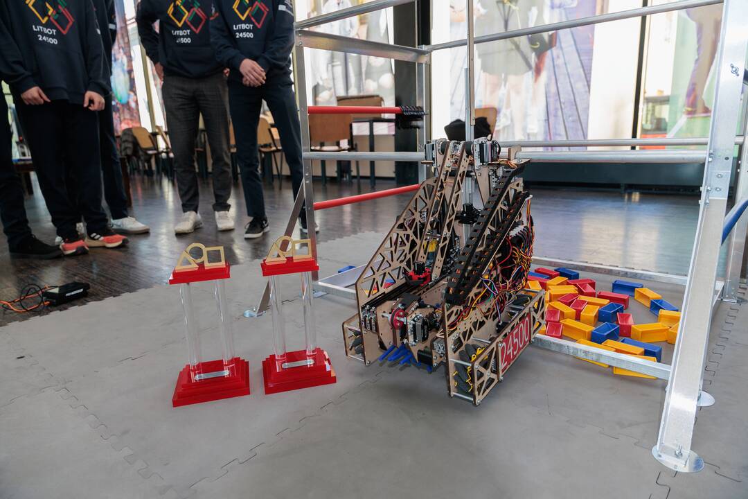 Kauno jėzuitų gimnazijos robotų virtuozai