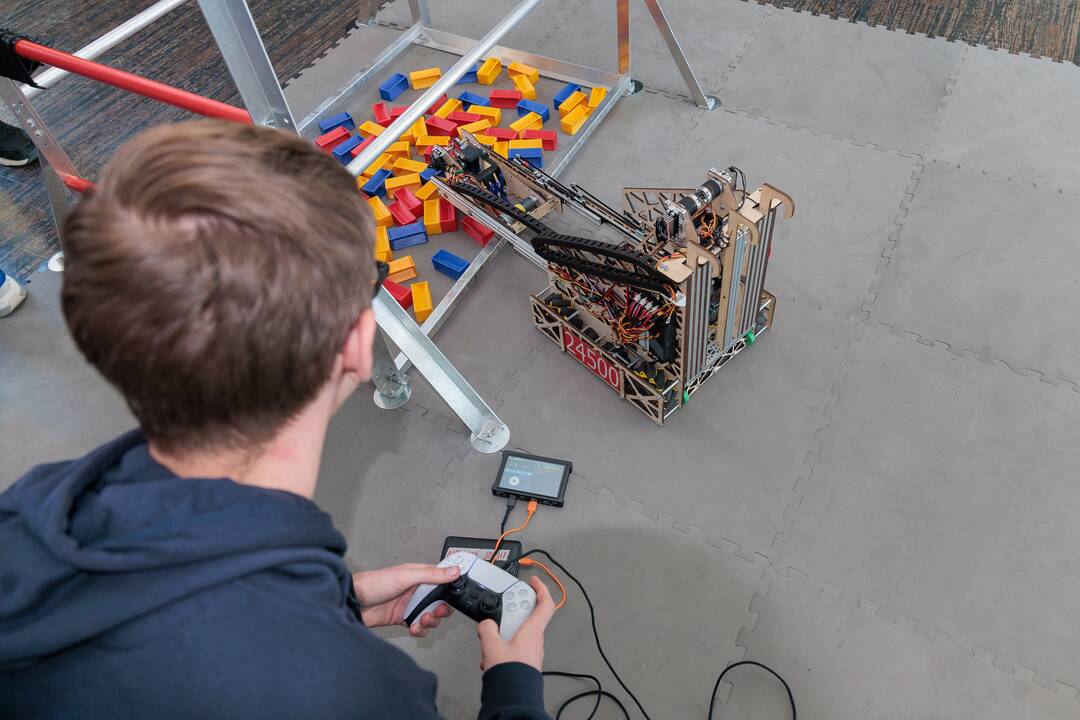 Kauno jėzuitų gimnazijos robotų virtuozai