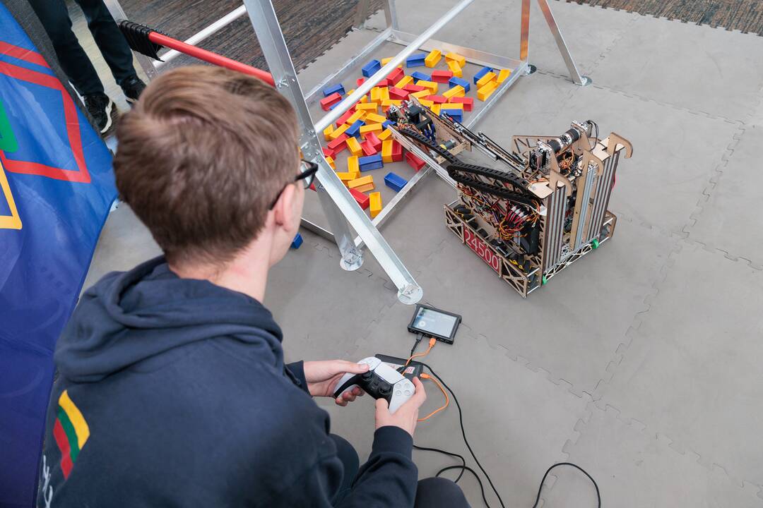 Kauno jėzuitų gimnazijos robotų virtuozai