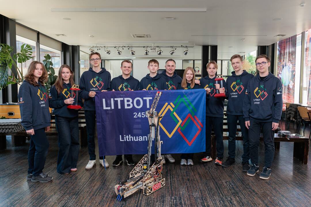 Kauno jėzuitų gimnazijos robotų virtuozai
