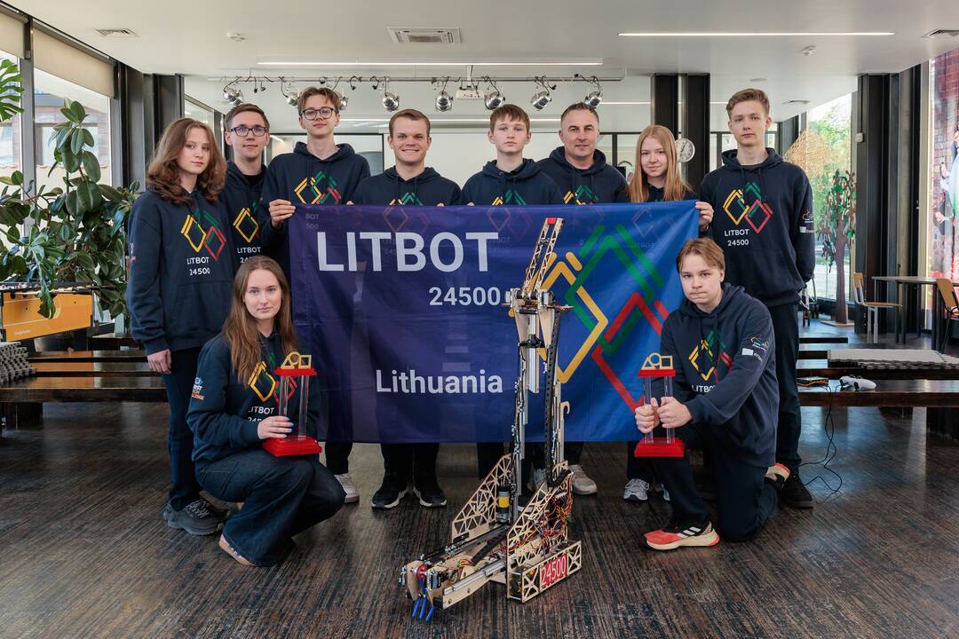 Kauno jėzuitų gimnazijos robotų virtuozai