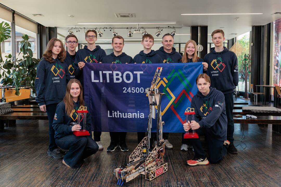 Kauno jėzuitų gimnazijos robotų virtuozai