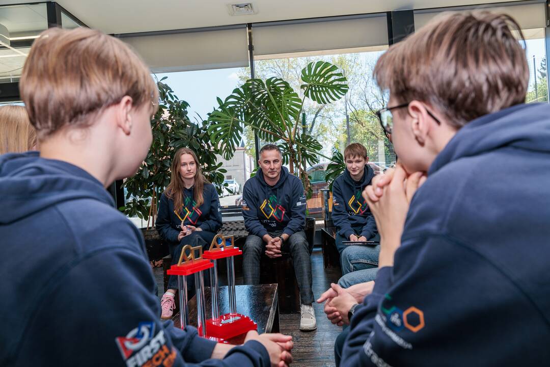 Kauno jėzuitų gimnazijos robotų virtuozai