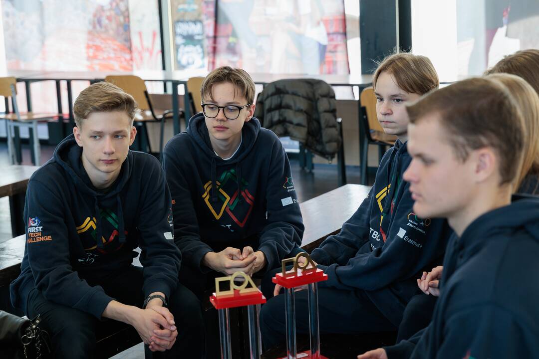 Kauno jėzuitų gimnazijos robotų virtuozai